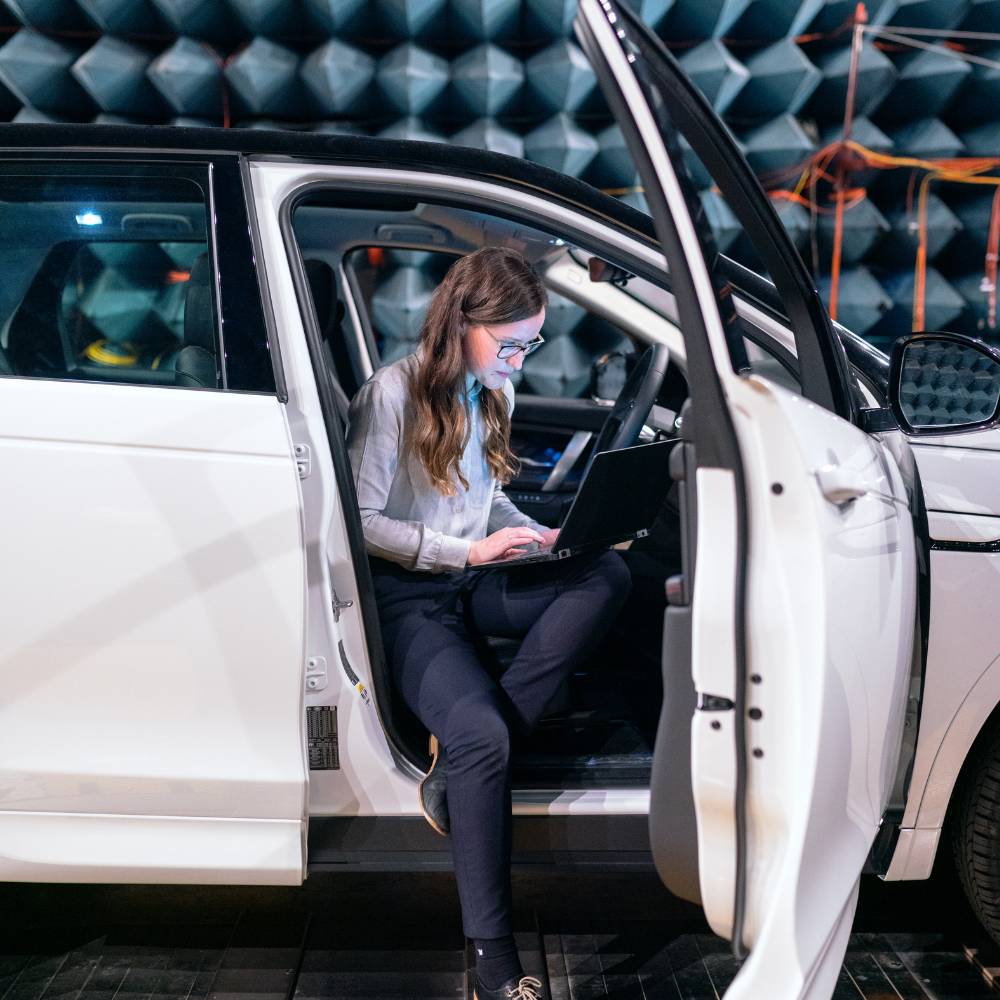 peredam suara mobil